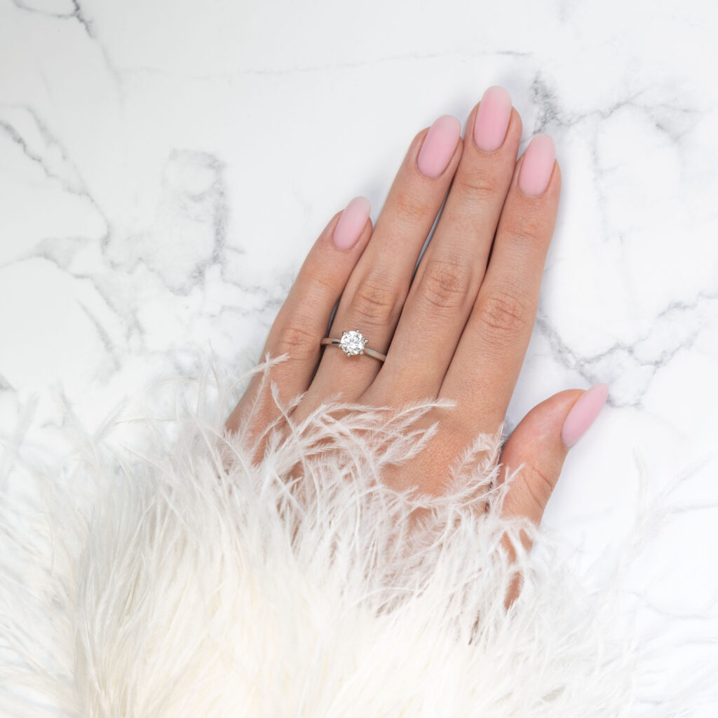 Bonnie – Förlovningsring i 950 Platina med diamant