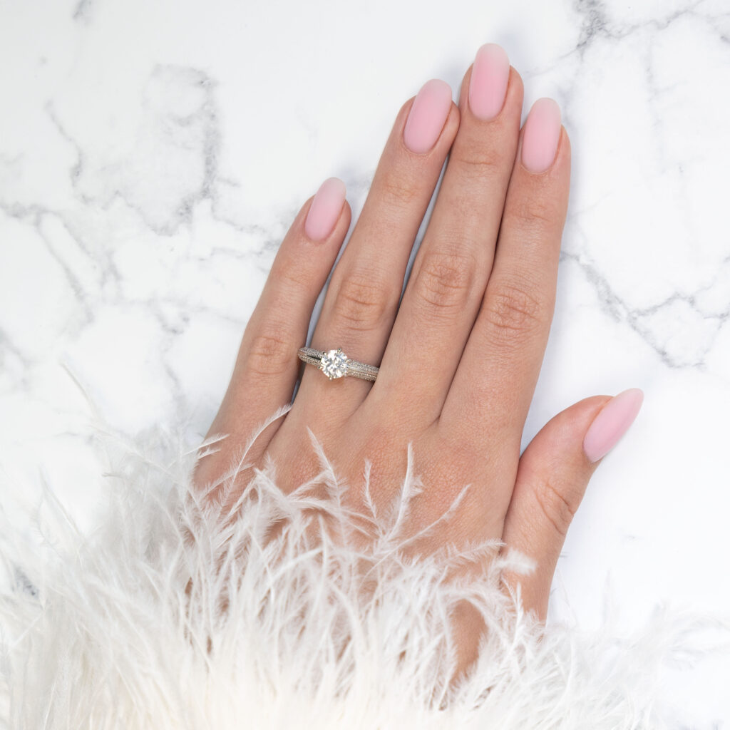 Abril – Sidostensring med diamanter i 18k Roséguld