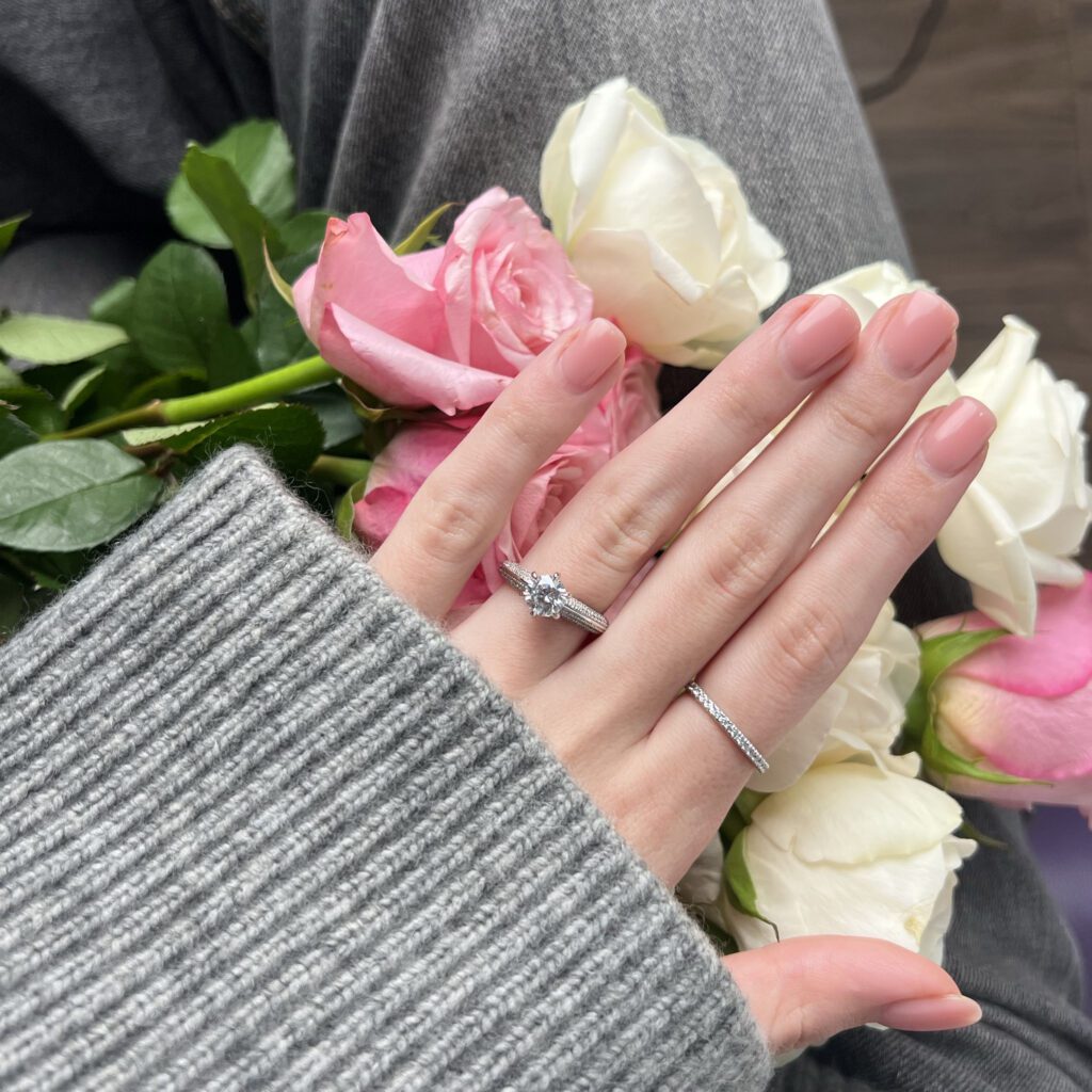 Abril – Sidostensring med diamanter i 18k Vitguld