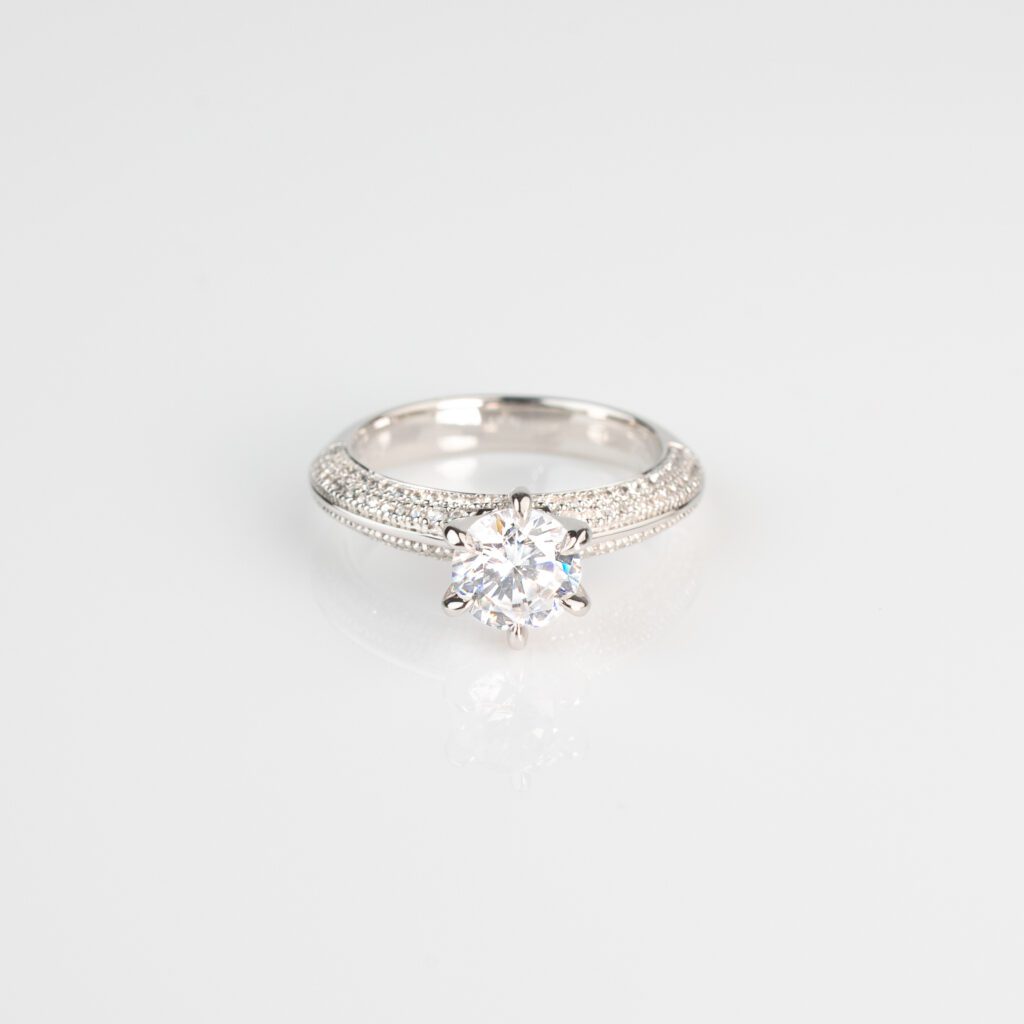 Abril – Sidostensring med diamanter i 18k Vitguld