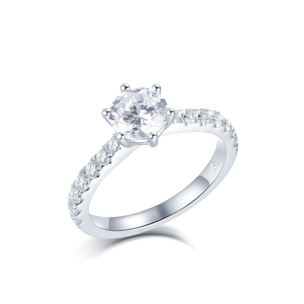 Agnes – Sidostensring med diamanter i 18k Vitguld