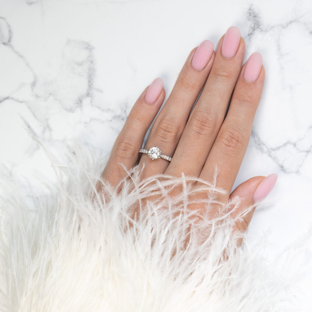 Alba – Sidostensring med diamanter i 18k Roséguld