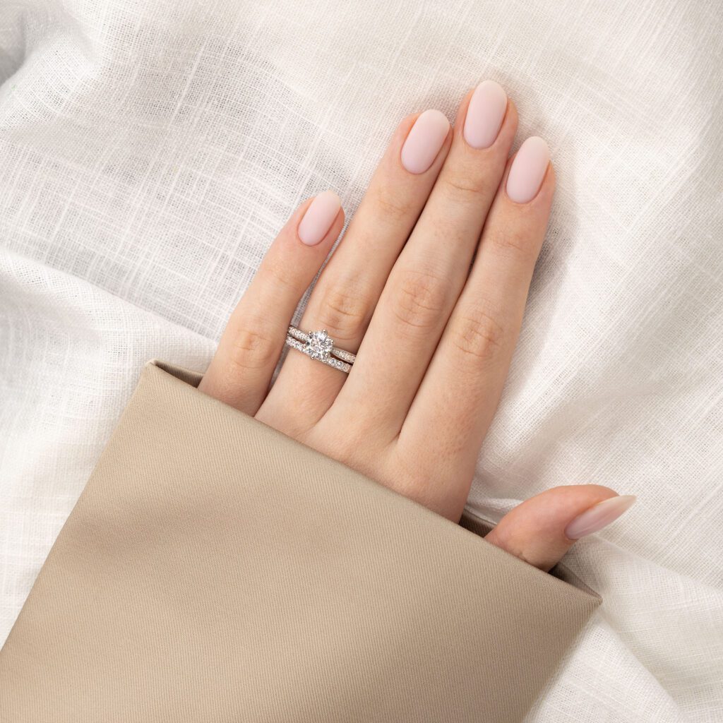 Alba – Sidostensring med diamanter i 950 Platina