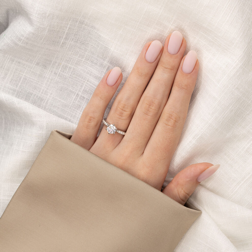 Alba – Sidostensring med diamanter i 950 Platina