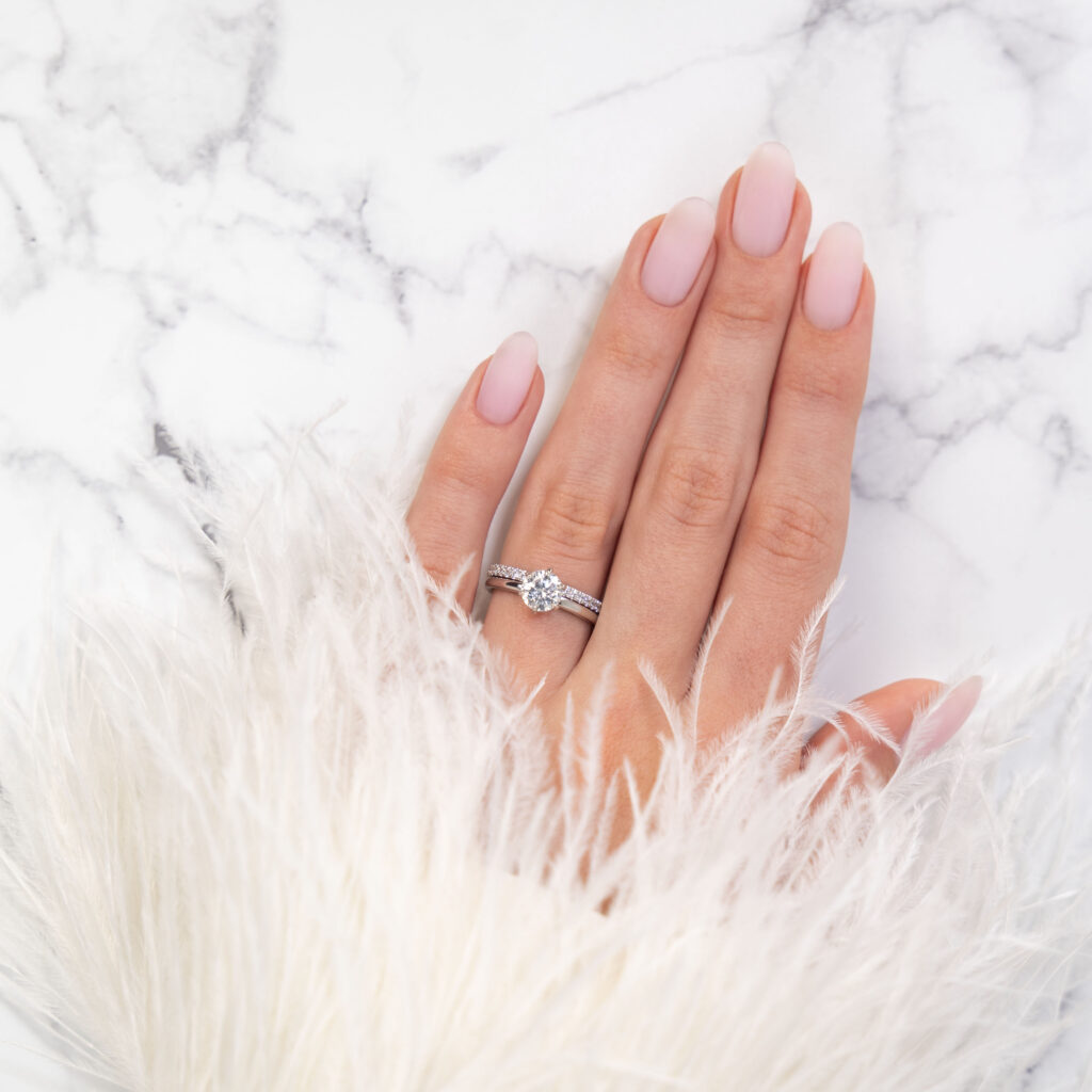 Alicia Petite 0.42 carat – Elegant Helallians i 18k Vitguld med diamanter