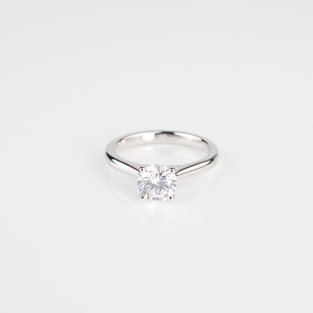 Amina – Förlovningsring i 18k Gulguld med diamant