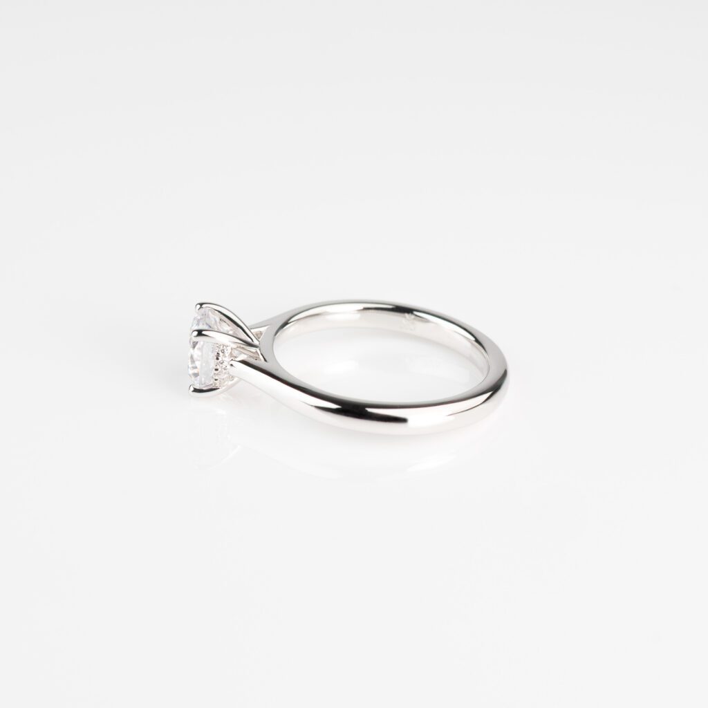 Amina – Förlovningsring i 18k Gulguld med diamant