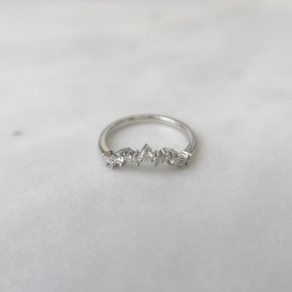 Angelina – Elegant alliansring i 950 Platina med diamanter