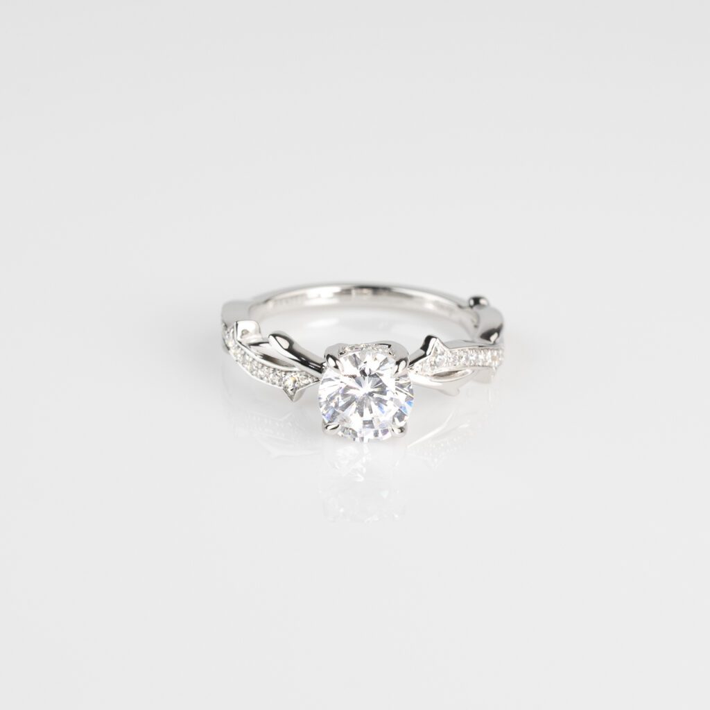 Aspen – Sidostensring med diamanter i 18k Vitguld