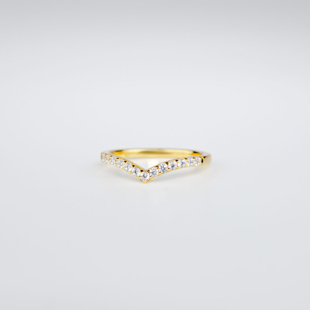 Becky – V-formad Alliansring i 18k Vitguld