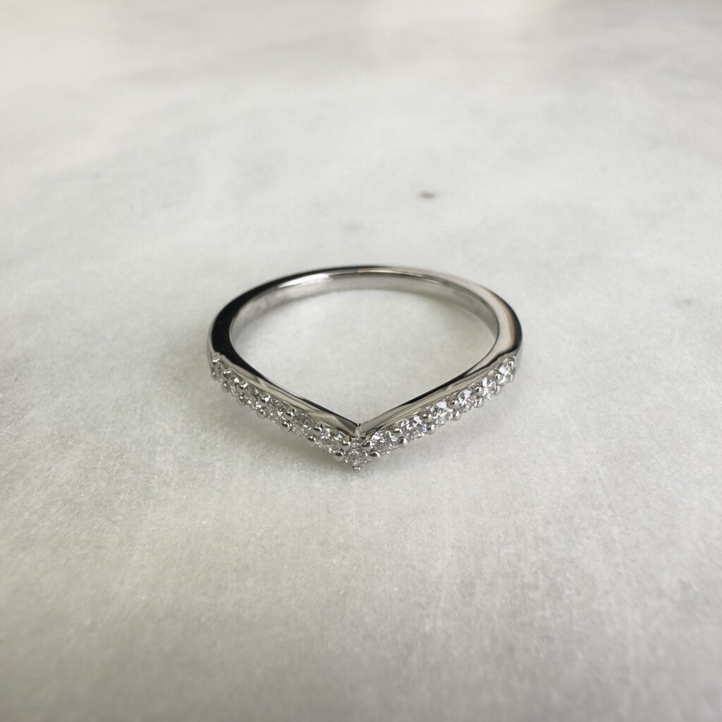 Becky – V-formad Alliansring i 18k Gulguld