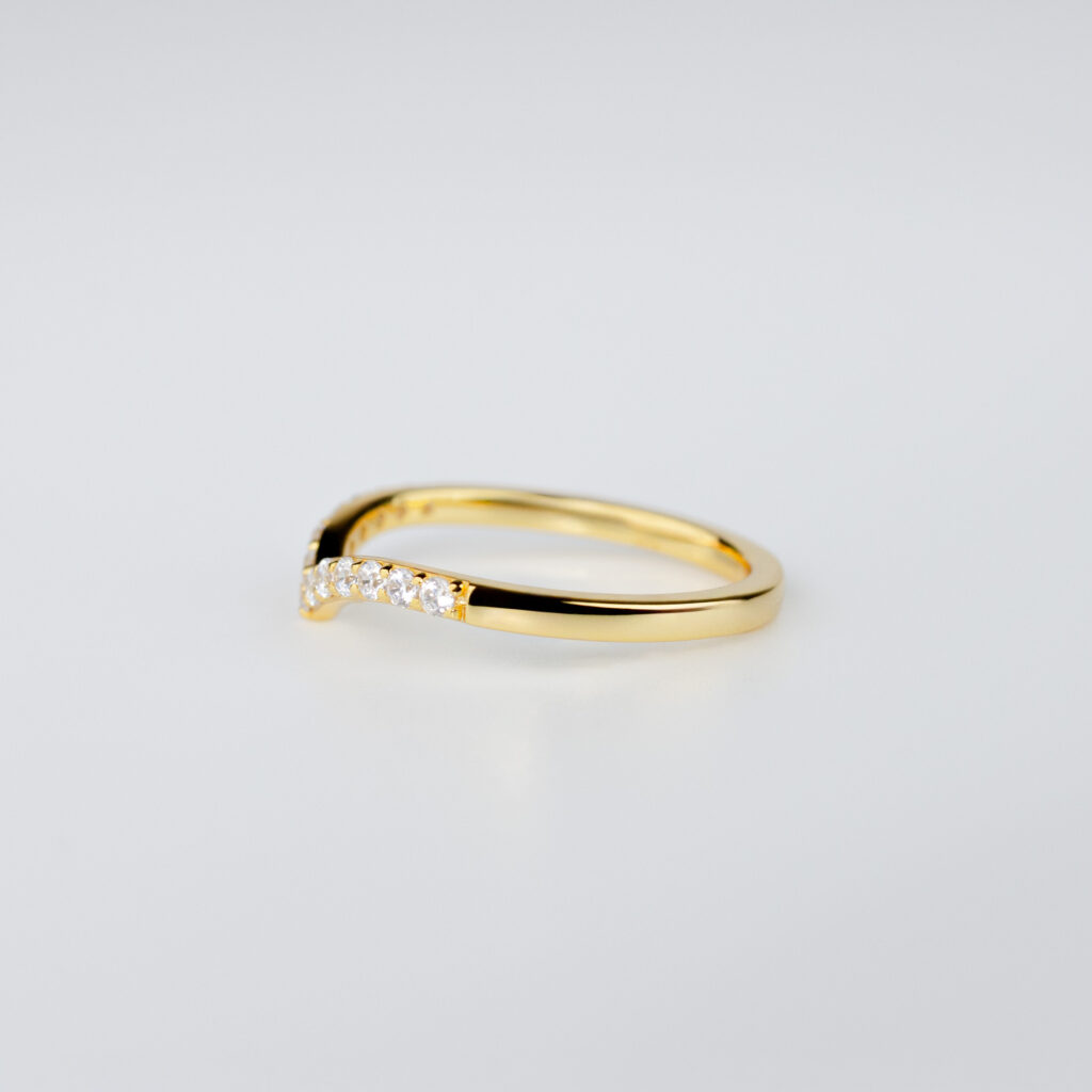 Becky – V-formad Alliansring i 18k Vitguld
