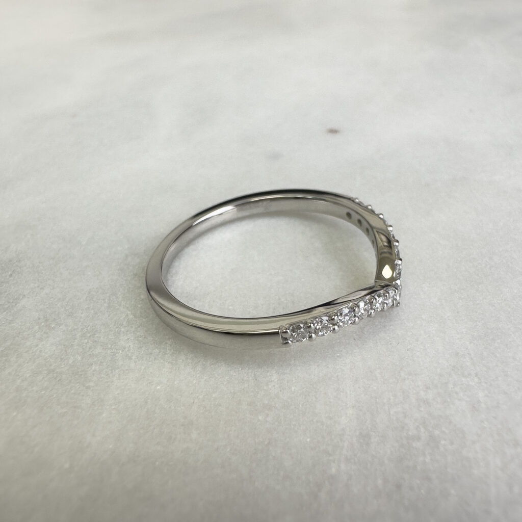Becky – V-formad Alliansring i 18k Gulguld