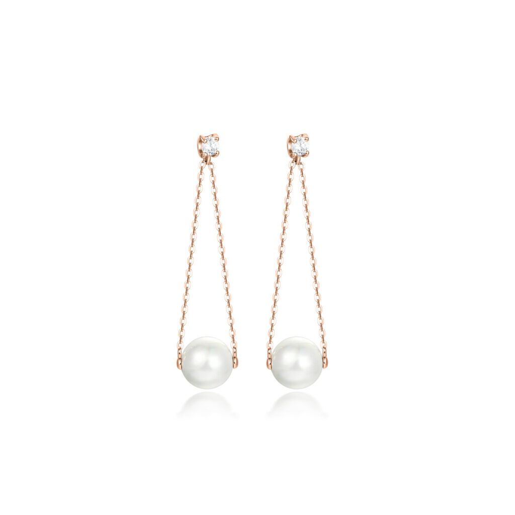 Chana – Eleganta örhängen i 18k Roséguld med solitärdiamanter och hängande pärlor