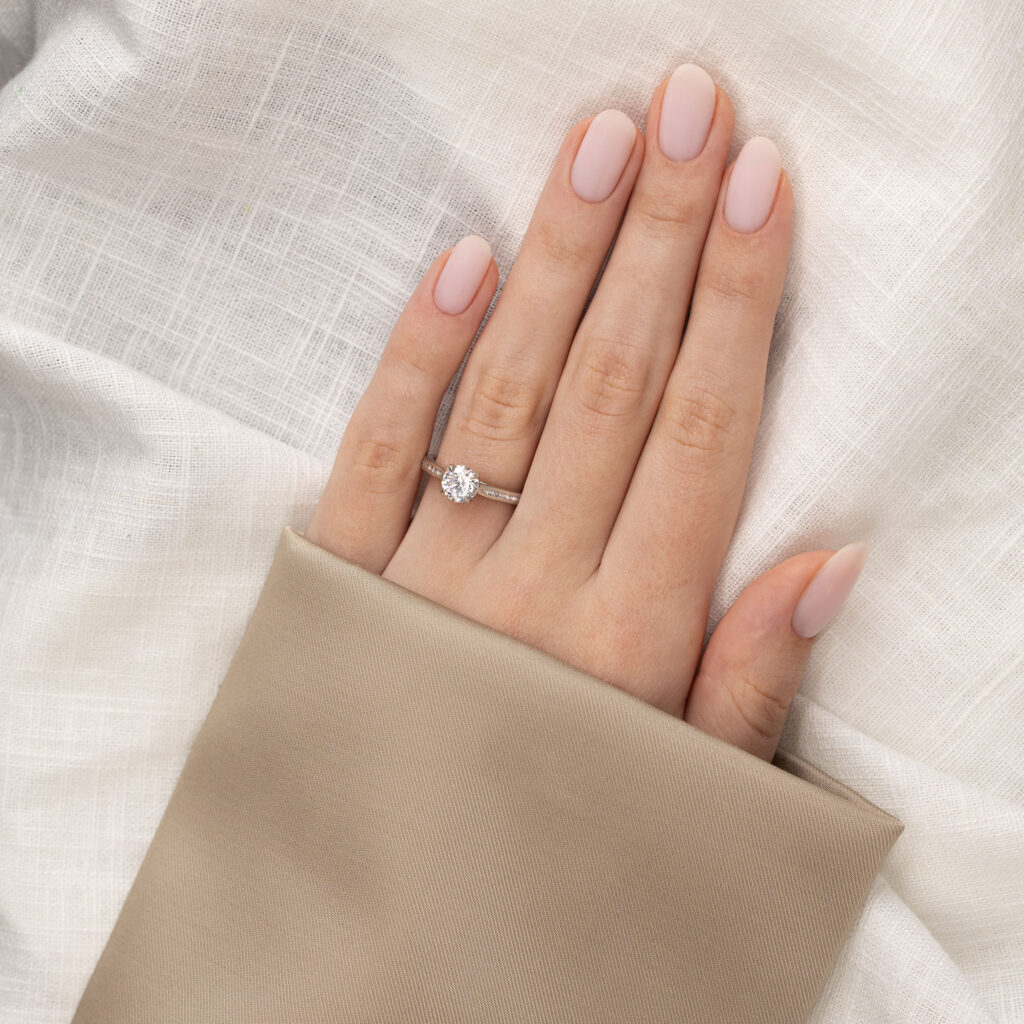 Christelle – Sidostensring med diamanter i 18k Gulguld