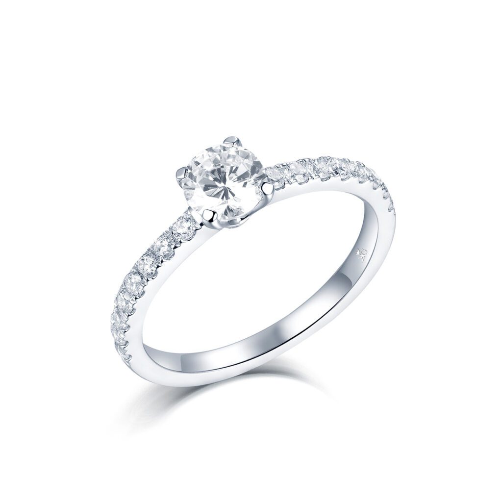 Claudia – Sidostensring med diamanter i 950 Platina