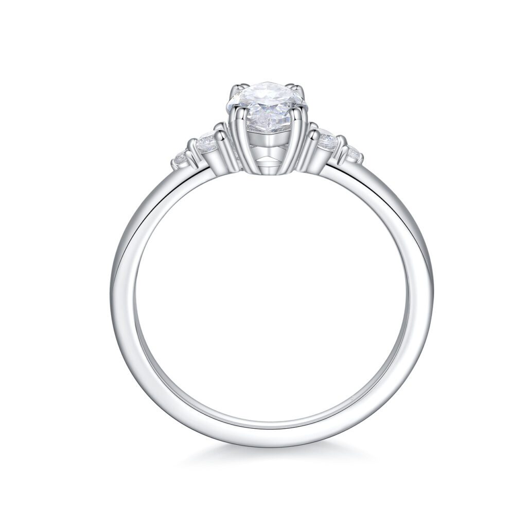 Denise – Flerstensring med diamanter i 18k Vitguld