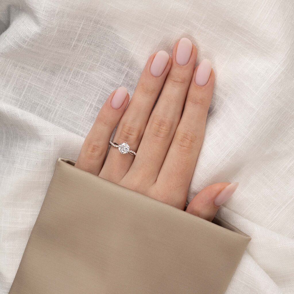 Eira – Sidostensring med diamanter i 18k Roséguld