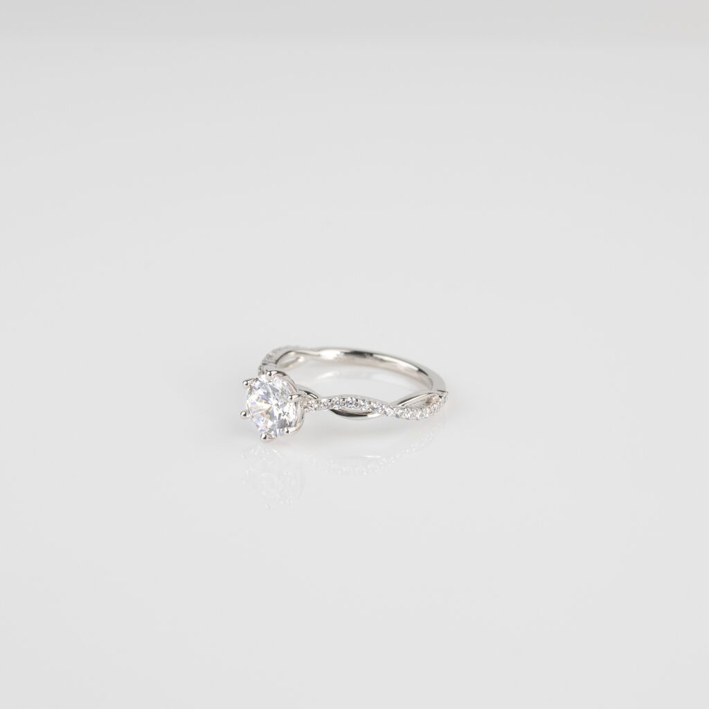 Eira – Sidostensring med diamanter i 18k Roséguld