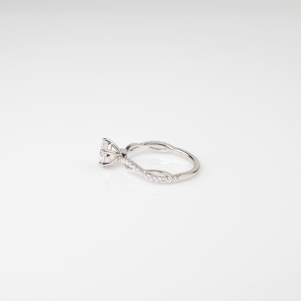 Eira – Sidostensring med diamanter i 18k Roséguld