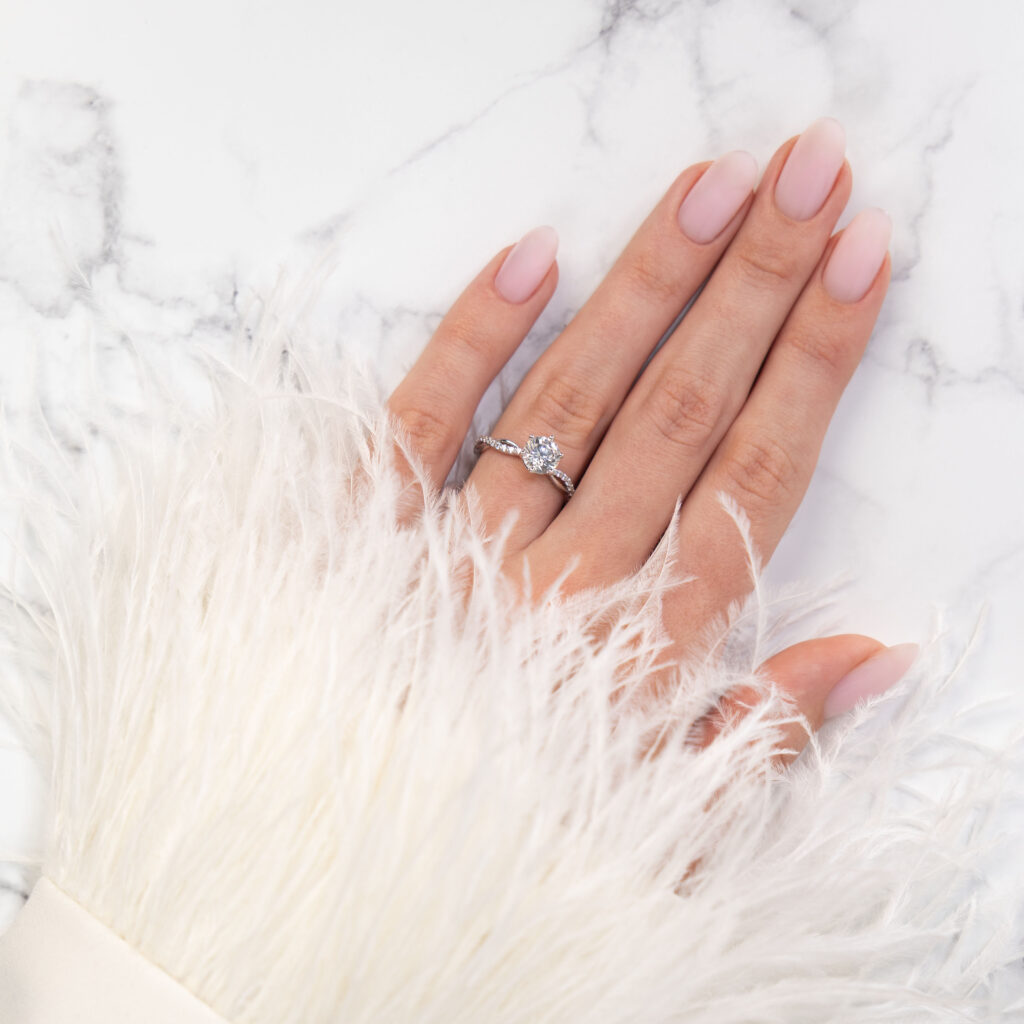 Eira – Sidostensring med diamanter i 18k Roséguld
