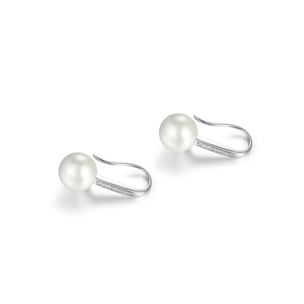 Harlee – Eleganta pärlörhängen i 950 Platina med diamanter och pärla