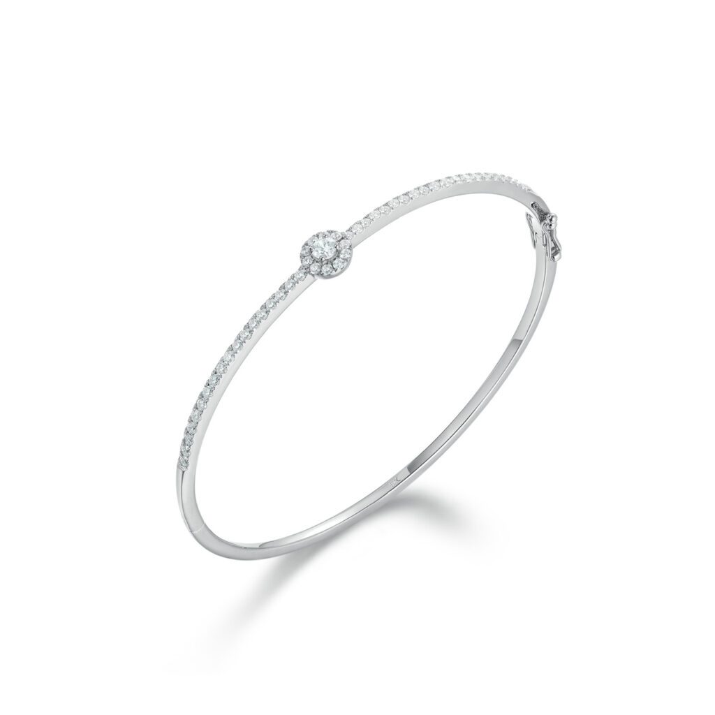 Brielle – Stelt haloarmband i 18k Vitguld med mittdiamant och gnistrande halo