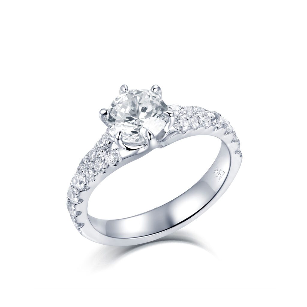 Jenna – Sidostensring med diamanter i 18k Vitguld