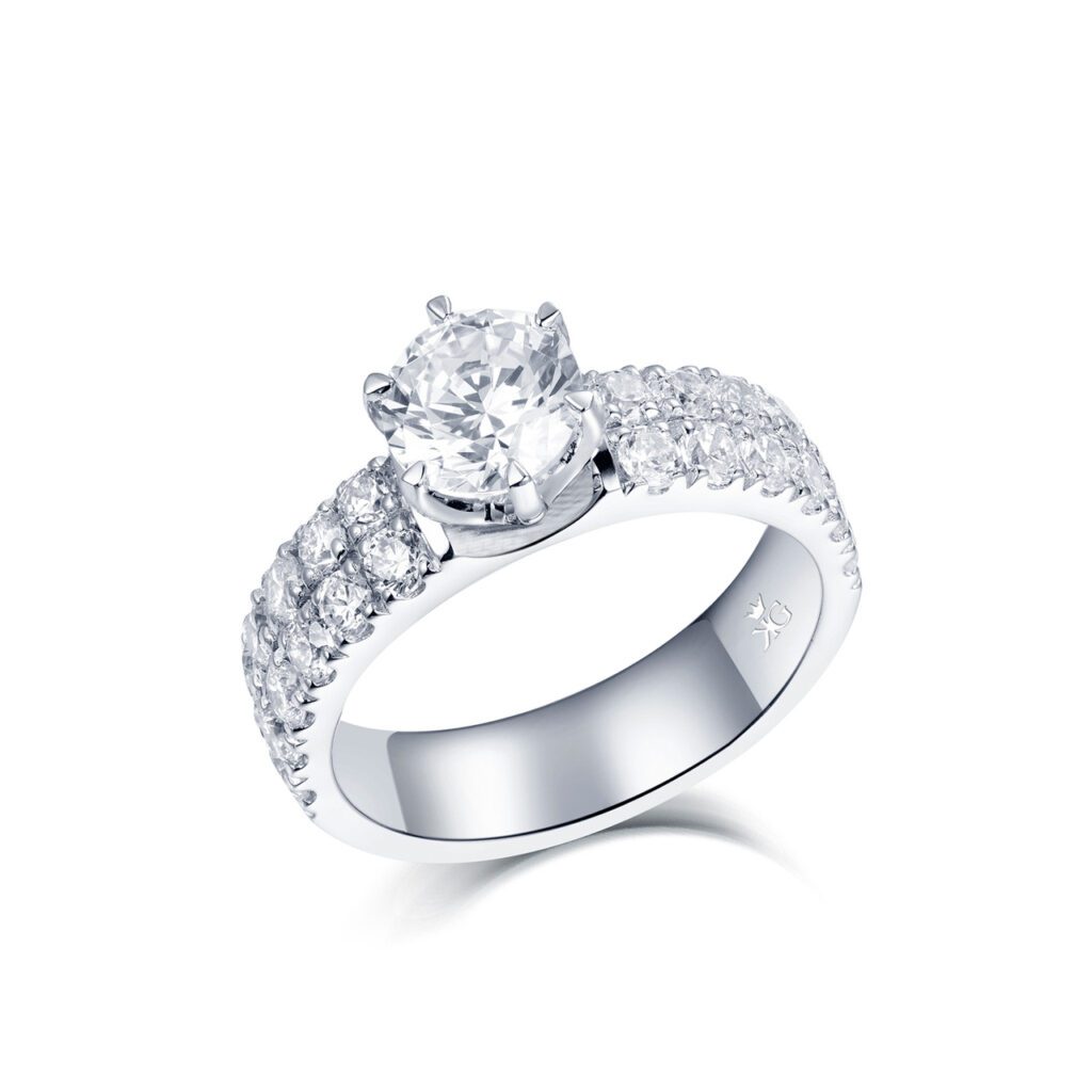 Lea – Sidostensring med diamanter i 950 Platina