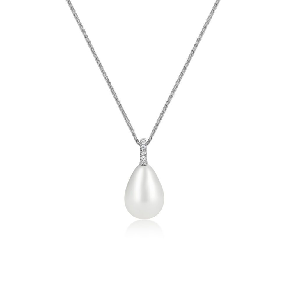 Luna – Klassiskt pärlhalsband i 950 Platina med diamantinfattad ögla