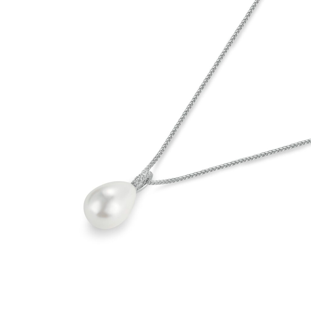 Luna – Klassiskt pärlhalsband i 950 Platina med diamantinfattad ögla