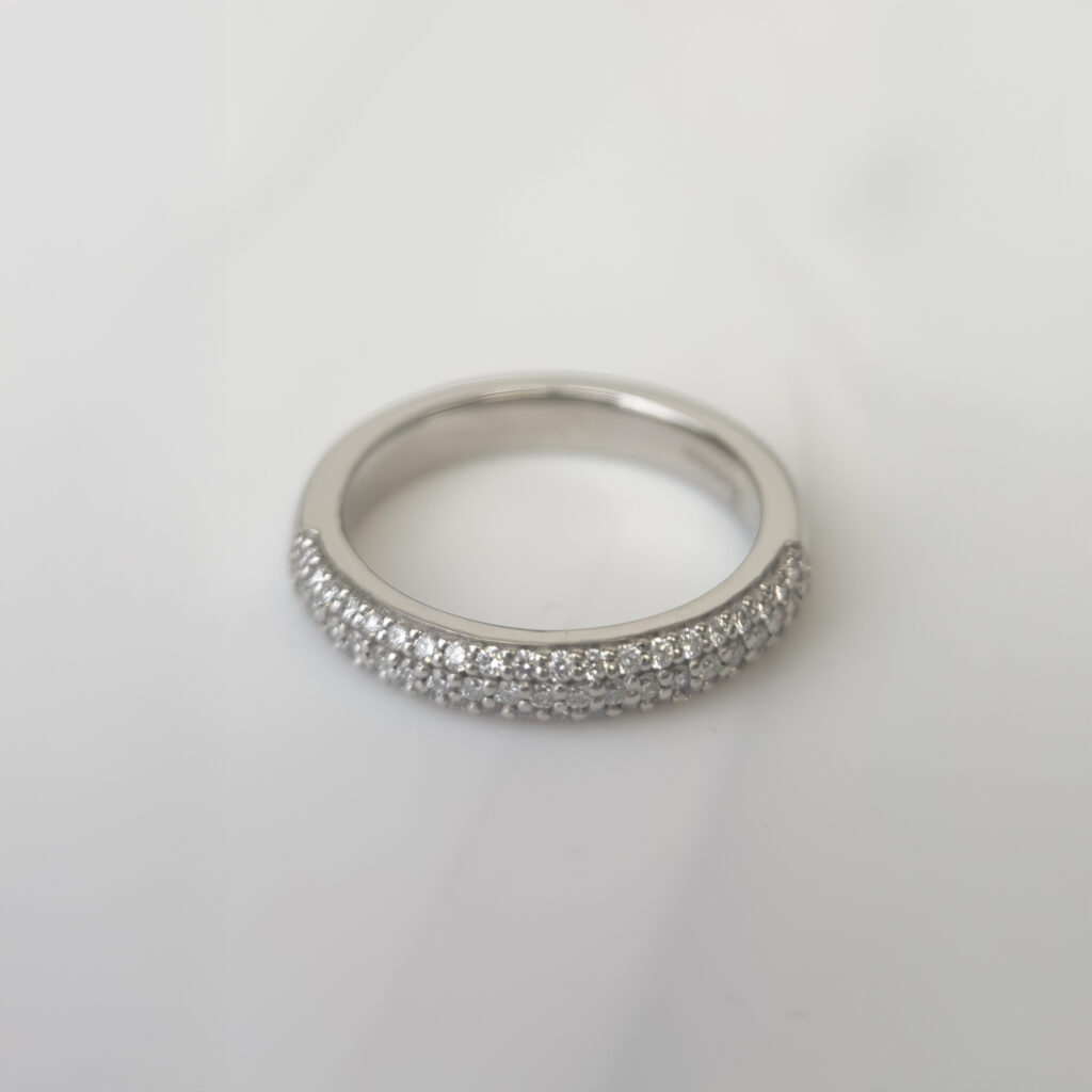 Madelyn 0.45 ct – Elegant alliansring i 18k Vitguld med 61 diamanter