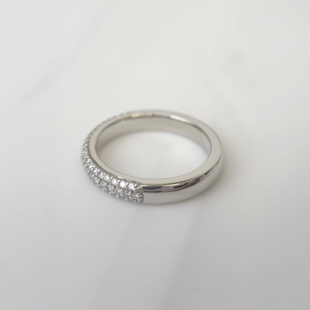 Madelyn 0.45 ct – Elegant alliansring i 18k Vitguld med 61 diamanter