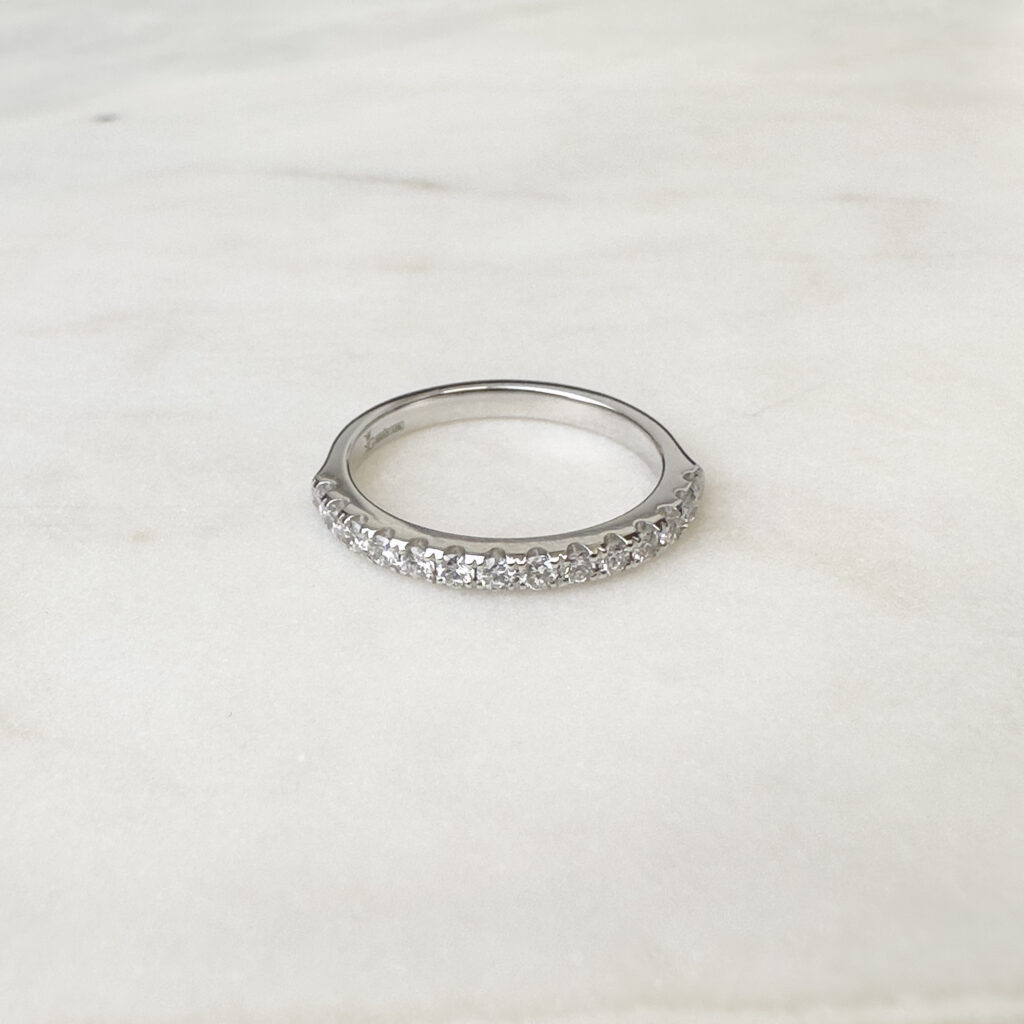 Maeve – Elegant alliansring i 950 Platina med diamanter