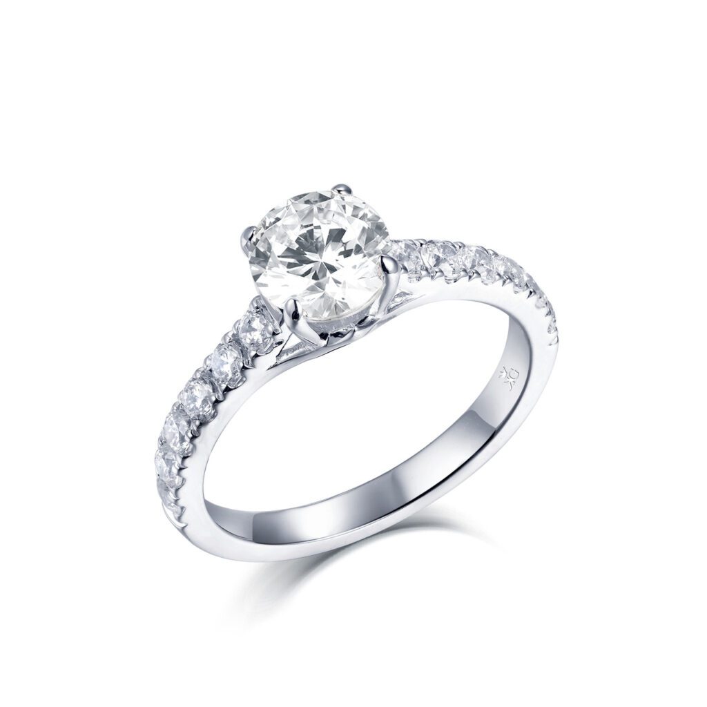 Mona – Sidostensring med diamanter i 950 Platina