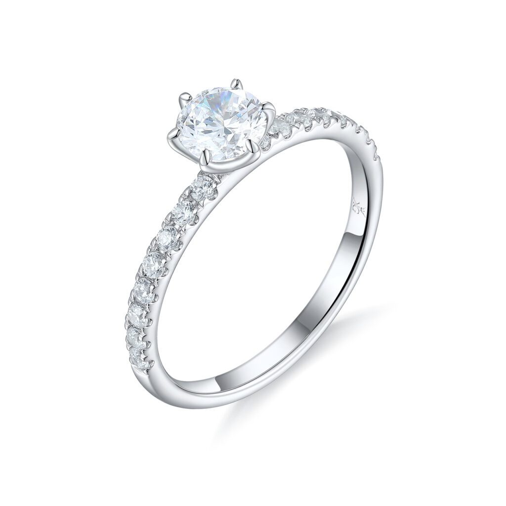 Novalie – Sidostensring med diamanter i 950 Platina