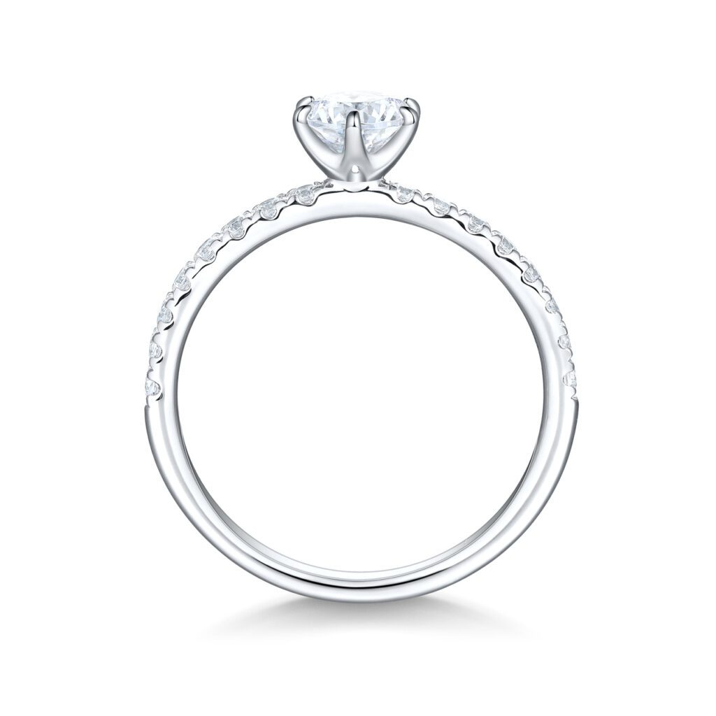 Novalie – Sidostensring med diamanter i 18k Vitguld