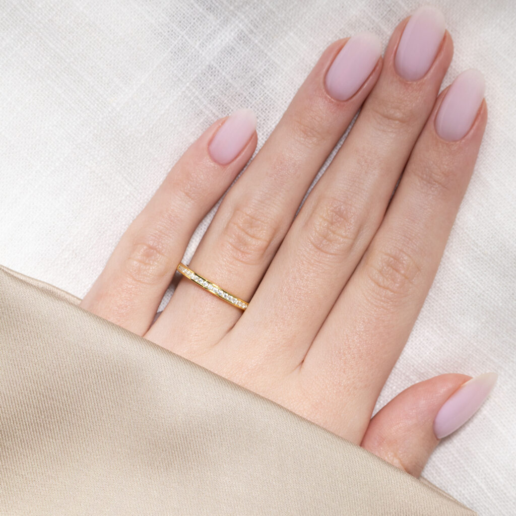 Vega 0.255 carat – Elegant Halvallians i 18k Gulguld