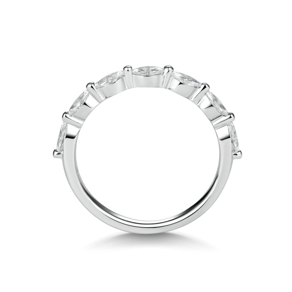 Adalaine 0.7 carat – Elegant Halvallians Ring i 18k Vitguld
