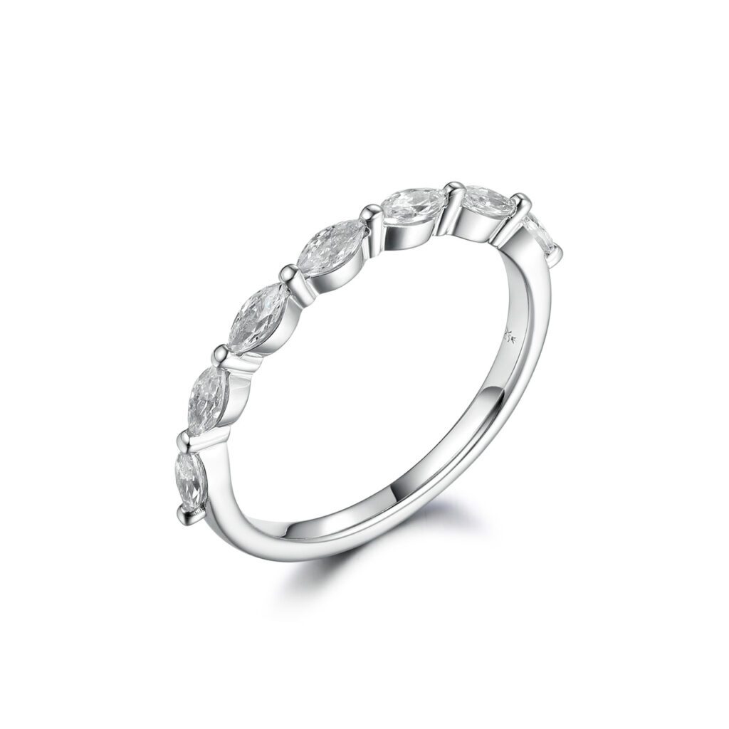 Adalaine 0.7 carat – Elegant Halvallians Ring i 18k Vitguld