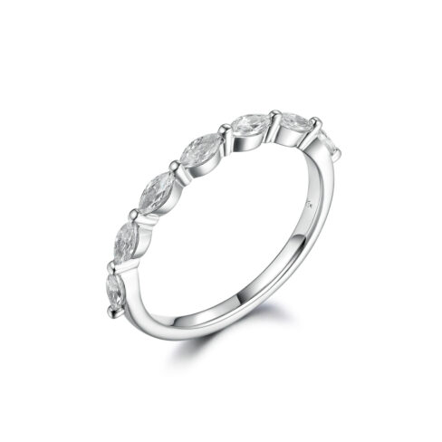 Adalaine – Elegant alliansring i 950 Platina med diamanter