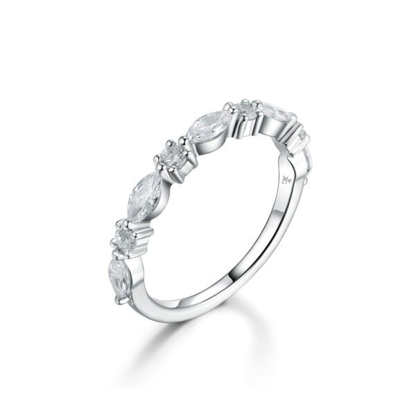 Alexis – Alliansring i 18k Vitguld med rund diamant