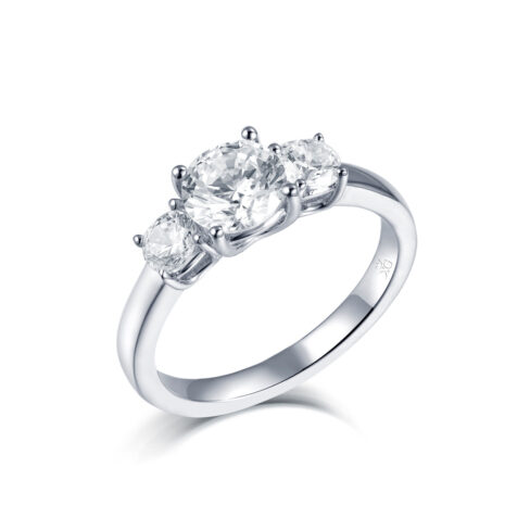 Ilaria – Ring i 950 Platina med tre centrala diamanter