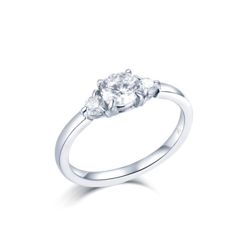 Alissa – Ring i 18k Vitguld med tre centrala diamanter