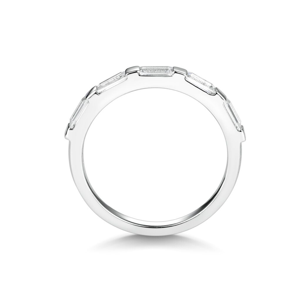 Celeste 0.75 carat – Elegant Halvallians i 950 Platina med smaragdslipade diamanter