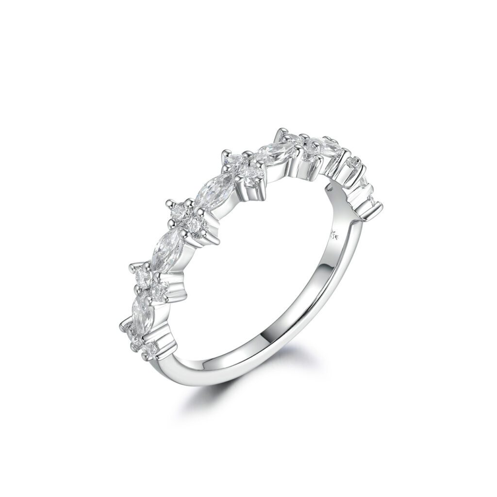 Clarisse 0.88 carat – Elegant Halvalliansring i 18k Vitguld