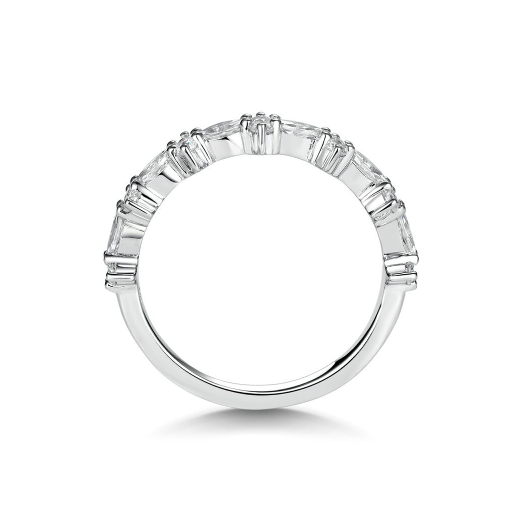 Clarisse 0.88 carat – Elegant Halvalliansring i 18k Vitguld