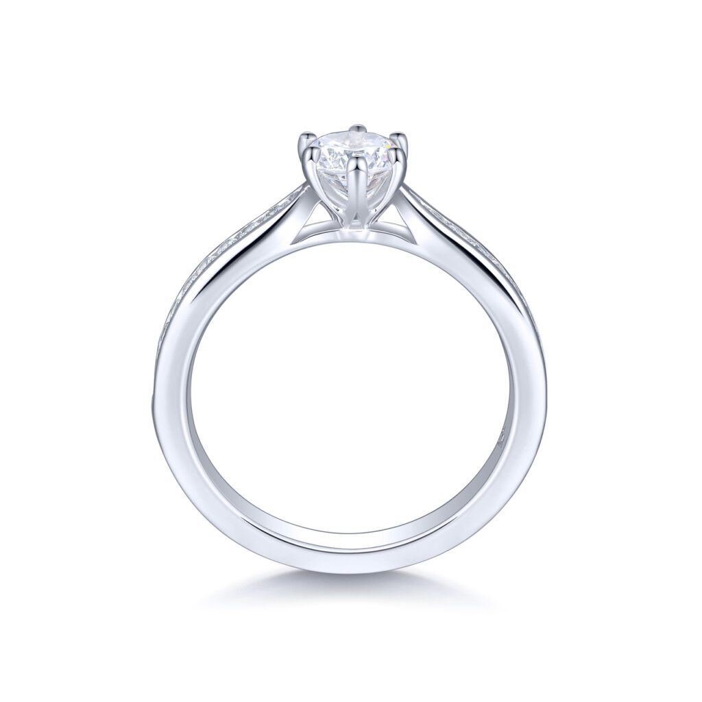 Diana – Sidostensring med diamanter i 18k Vitguld