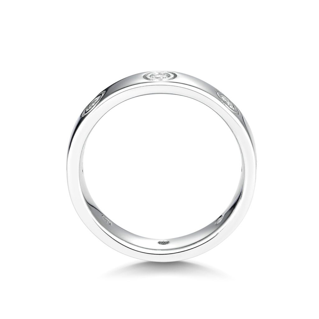 Giana – Lekfull ring i 18k Vitguld med rund diamant