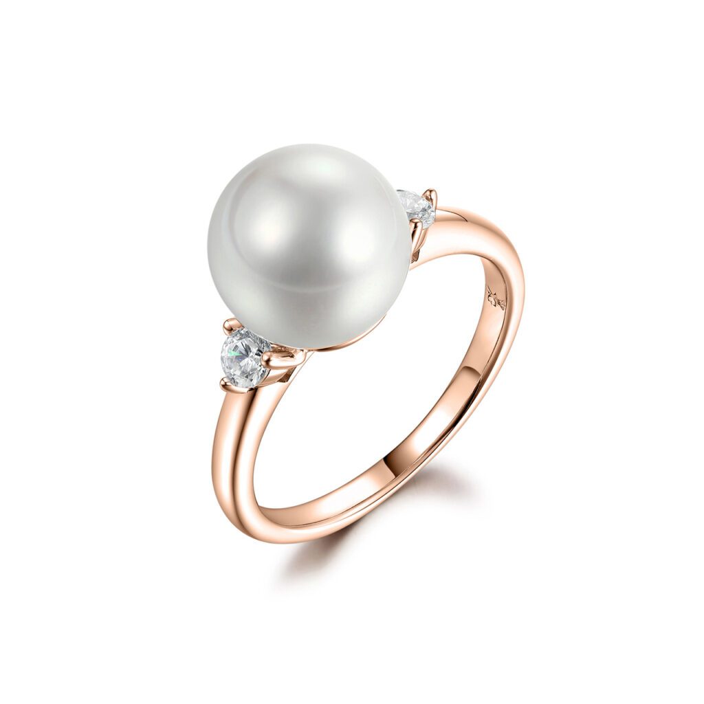 Kamila – Elegant pärlring i 18k Roséguld med diamanter och mittcentrerad pärla